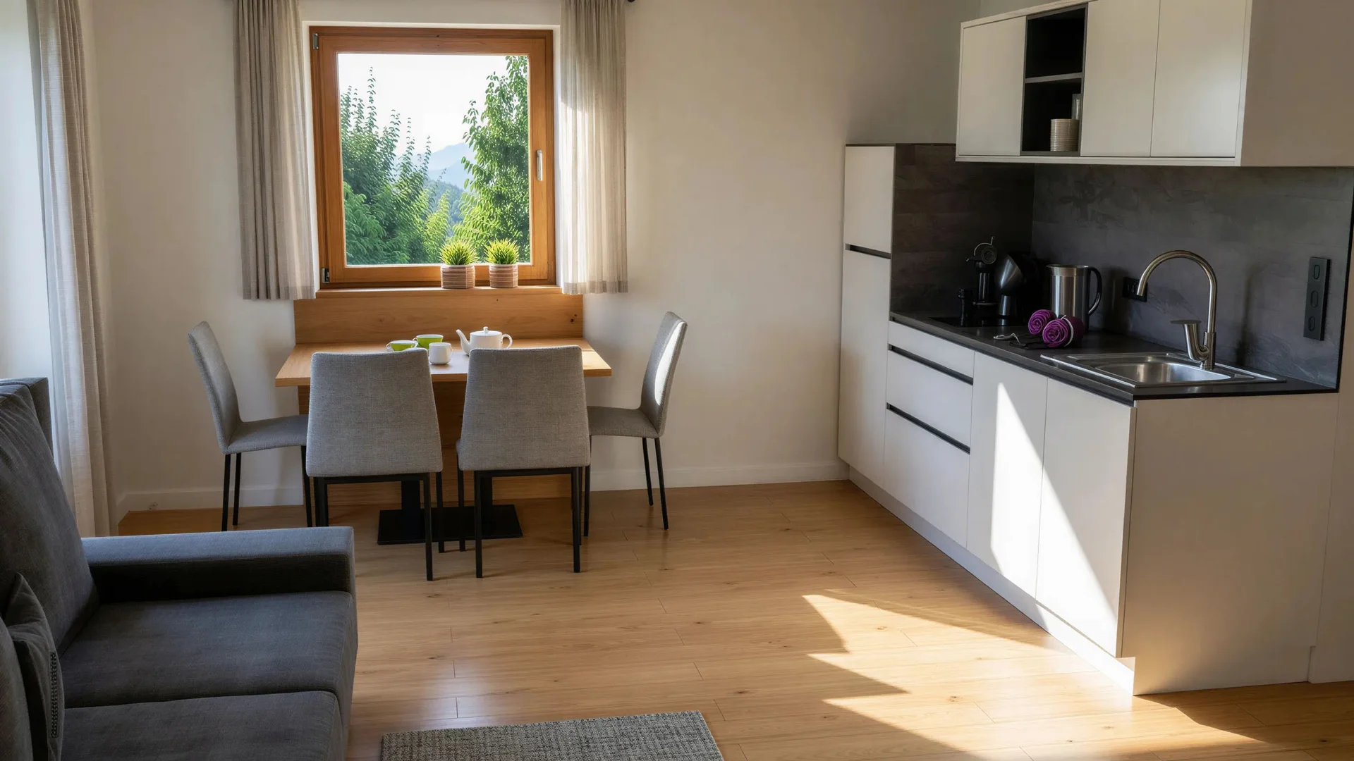 Bilder vom Armonia: Hof am Ritten in Südtirol Heller Wohnbereich mit Küchenzeile, Esstisch und Blick ins Grüne