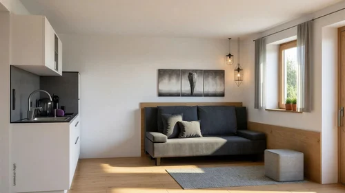Ferienwohnung am Ritten: Armonia, Hof mit Musik Helles Apartment mit Küchenzeile, grauem Sofa und Fenster mit Tageslicht