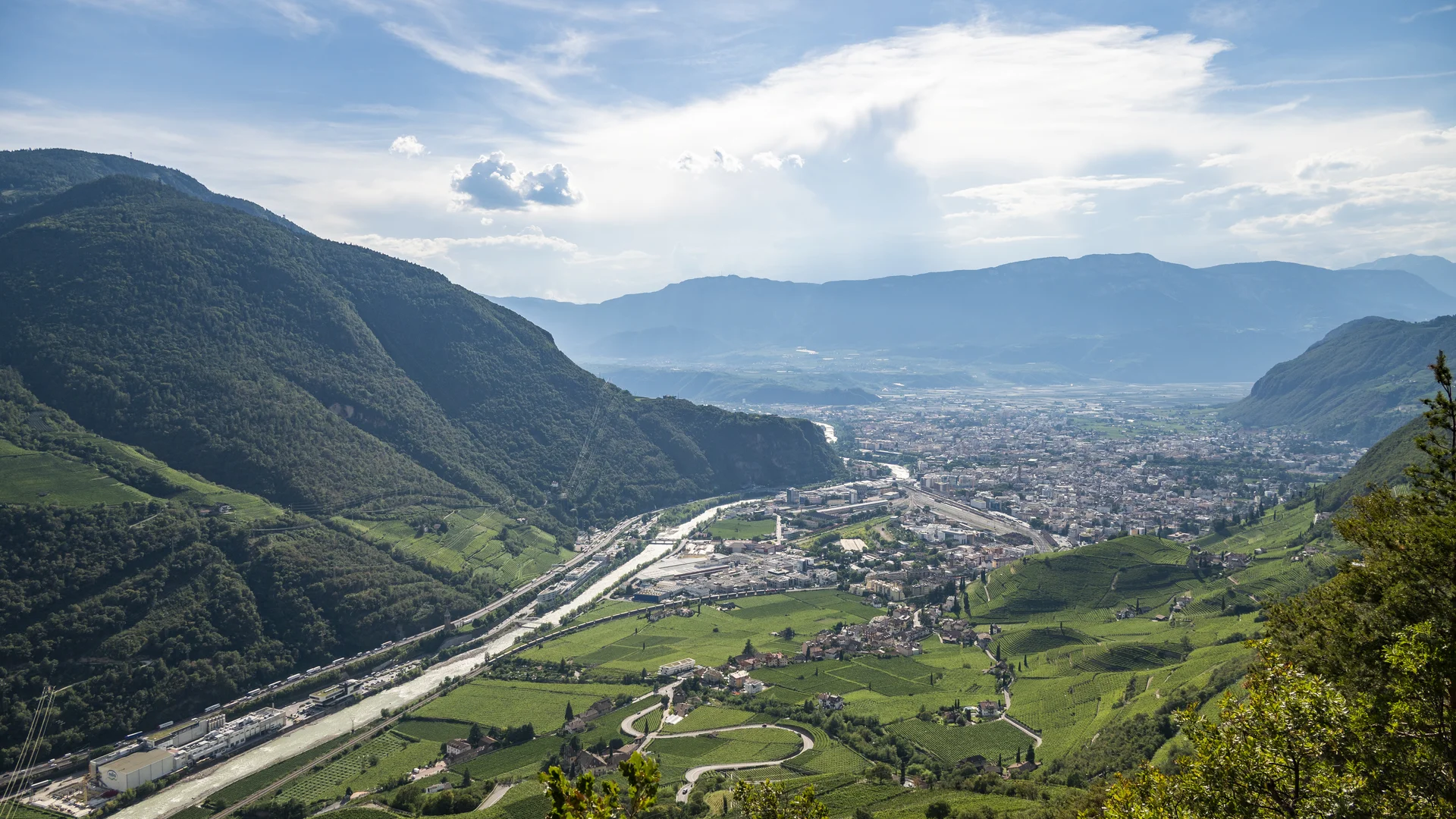 Bilder vom Armonia: Hof am Ritten in Südtirol Blick über ein Tal mit Stadt, Fluss, grünen Hängen und Bergen