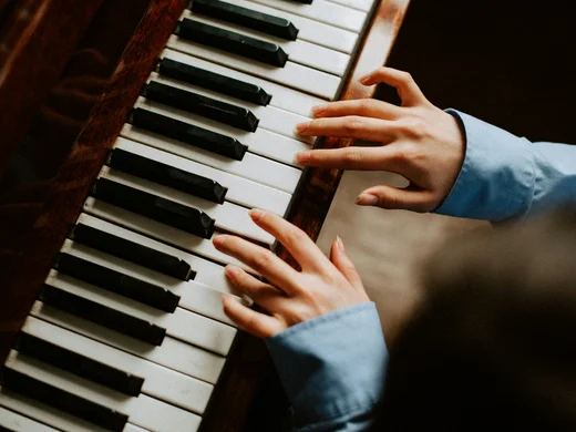 Unterkunft am Ritten: die Gastgeber des Armonia Hände spielen auf einer Klaviertastatur