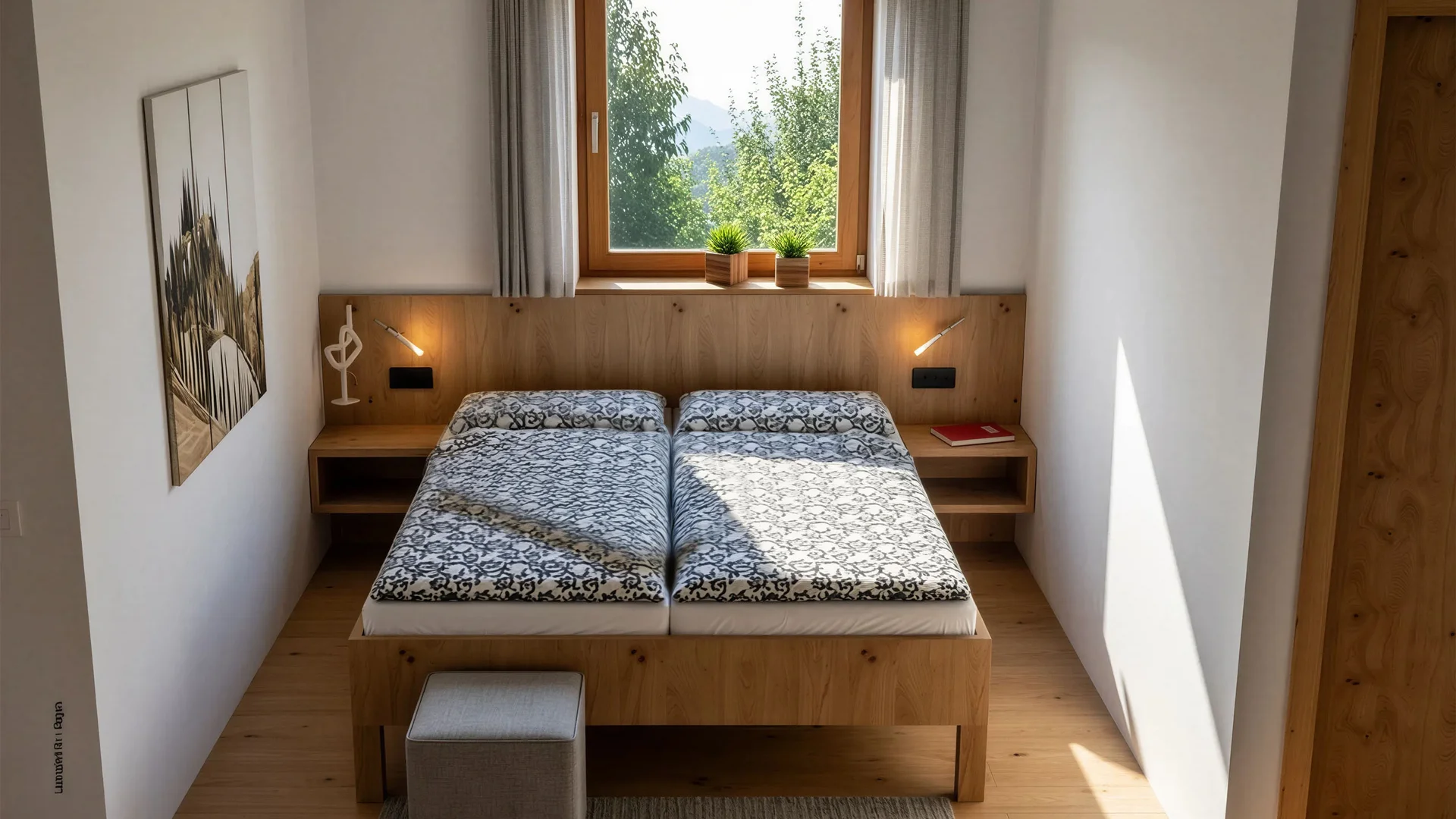 Bilder vom Armonia: Hof am Ritten in Südtirol Helles Schlafzimmer mit Holzbett, gemusterten Bettdecken und Fenster mit Blick ins Grüne